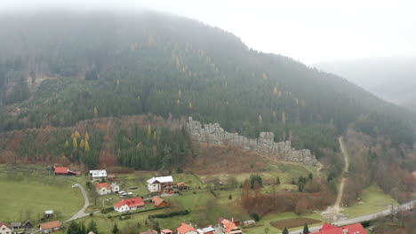 Luftaufnahme-Eines-Dorfes-Mit-Unberührtem-Bergwald-Und-Felswand,-Ziel-Der-Tschechischen-Republik