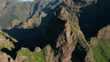 Panorama-Bergkette,-Die-Durch-Vulkanische-Aktivität-Mit-Hohen-Klippen-Entstanden-Ist