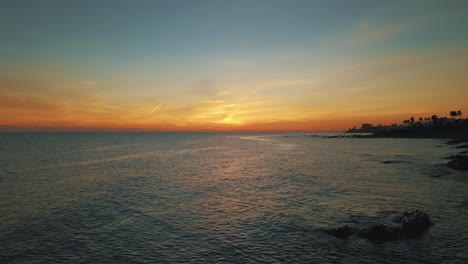 Erhöhter-Blick-Auf-Den-Sonnenuntergang-Des-Meeres