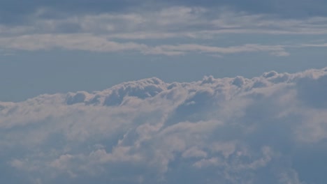 Nubes-De-Lapso-De-Tiempo-Moviéndose-Lentamente-En-El-Cielo-Azul-4k
