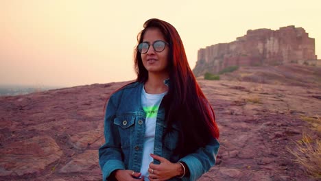 Indisches-Mädchen,-Das-Für-Ein-Bild-An-Einem-Berühmten-Touristenort-In-Jodhpur-Aufwirft
