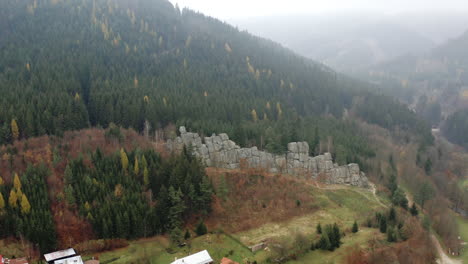 Luftaufnahme-Der-Atemberaubenden-Felswand-In-Den-Bergen,-Naturwald-Mit-Nadelbäumen