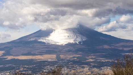 Zoom-Lento-En-Lapso-De-Tiempo-Del-Hermoso-Monte-Fuji-Con-Nubes-Que-Se-Mueven-Rápidamente