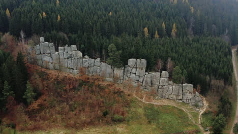 Aerial-Shot-Of-Boulder-Rock-Wall-In-A-Mountainous-Landscape-Of-Coniferous-Trees