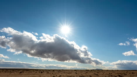 Filas-De-Nubes-Cumulus-Formándose-Y-Disipándose-Bajo-El-Sol-Caliente-Del-Desierto-De-Mojave---Lapso-De-Tiempo-Estático
