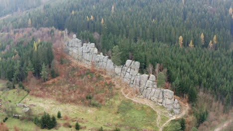 Luftaufnahme-Der-Wunderschönen-Wildnislandschaft,-Unberührter-Bergwald-Mit-Felsbrockenwand
