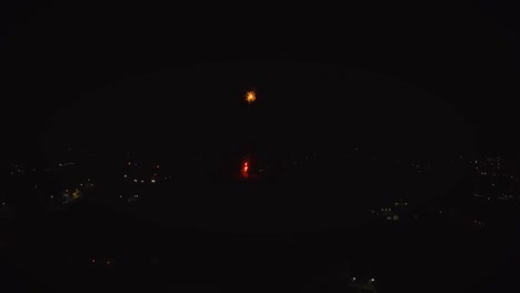Vista-Aérea-De-Coloridos-Fuegos-Artificiales-En-La-Noche