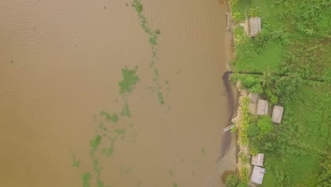 Luftaufnahme-Des-Ufers-Des-Orinoco-flusses-Mit-Indigenen-Häusern-Darauf