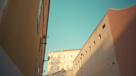 Lisboa-Alfama-Antiguos-Edificios-Típicos-De-Fachada-Revelan-Catedral-Convento-Iglesia-Al-Amanecer-4k