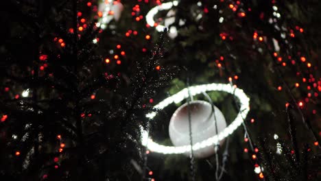 Weihnachtsbaum,-Der-Nachts-Mit-Lichtern-Geschmückt-Ist