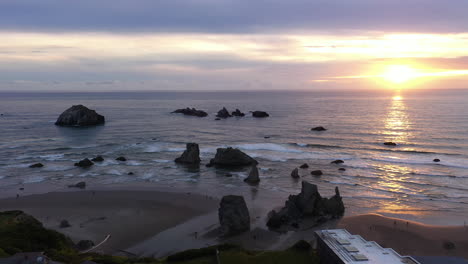 Lebendiger-Sonnenuntergang,-Der-Sich-Auf-Einem-Ruhigen-Ozean-Mit-Seestapeln-In-Bandon,-Oregon,-Widerspiegelt