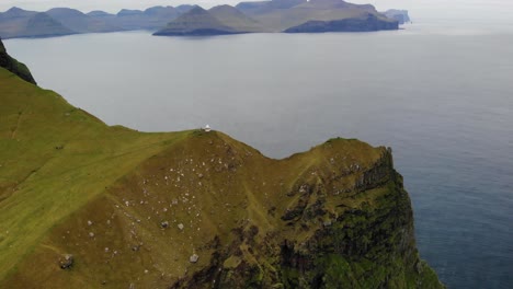 Antenne-Des-Spektakulären-Riesigen-Klippenabfalls-Am-Leuchtturm-Kalsoy-Auf-Der-Wunderschönen-Insel-Kallur-Auf-Den-Färöer-Inseln-An-Einem-Bewölkten-Tag