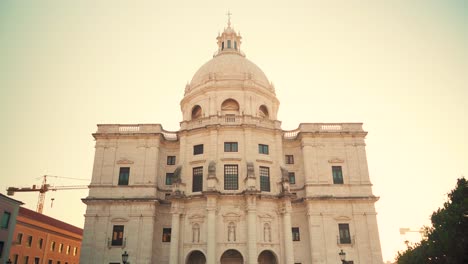 Lissabon-Alte-Kathedrale-Nationales-Pantheon-Ganze-Vorderfassade-Im-Morgengrauen-4k