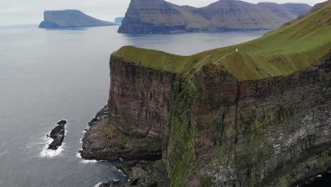 Luftaufnahme-Der-Unglaublich-Schönen-Landschaft-Am-Leuchtturm-Kalsoy-Auf-Den-Klippen-Im-Ozean-Auf-Den-Färöer-Inseln