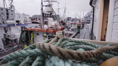 Anclaje-De-Barcos-Cuerda-Marina-En-El-Puerto-Local-Islas-Lofoten-Noruega