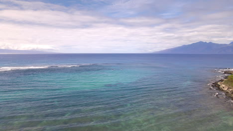 Crystal-clear-water-of-Pacific-Ocean-at-coast-of-Maui-Island,-Hawaii