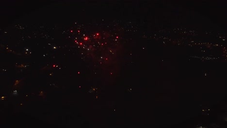 Vista-De-Drones-De-Coloridos-Fuegos-Artificiales-En-La-Noche-Oscura