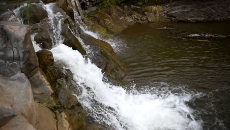 Wunderbarer-Süßwasser-Stromschnellen-Wasserfall,-Wilder-Gebirgsfluss,-Der-Mit-Steinblöcken-Und-Steinstromschnellen-Fließt