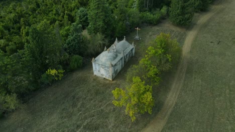 4k-Aerial-of-an-old-abandoned-church-in-the-country-side-in-Alvito,-Portugal