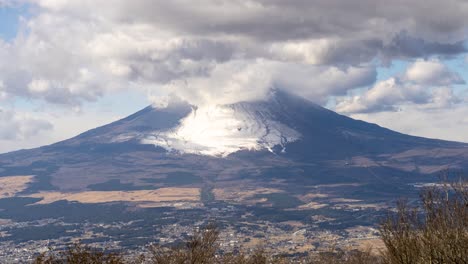 Epischer-Und-Schöner-Zeitraffer-Des-Fuji-Und-Der-Wolken-An-Einem-Hellen-Und-Sonnigen-Tag