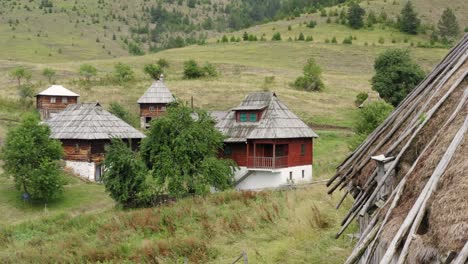 Luftaufnahme-Des-Ethnischen-Dorfes-In-Der-Landschaft-Von-Serbien