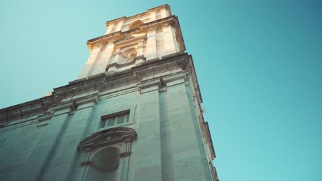 Lissabon-Alfama-Alte-Kirche-Klosterturm-Kunstvolle-Fassade-Bei-Sonnenaufgang-Roll-Shot-4k