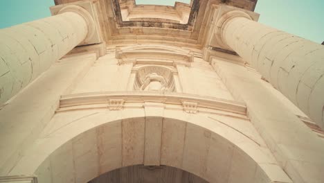 Lissabon-Alte-Barockkathedrale-Nationales-Pantheon-Frontfassade-Detail-Und-Statue-4k