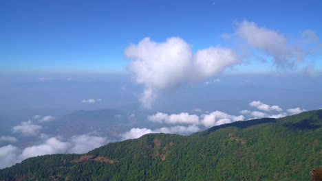 Schöne-Gebirgsschicht-Mit-Wolken-Und-Blauem-Himmel-Am-Naturlehrpfad-Kew-Mae-Pan-In-Chiang-Mai,-Thailand