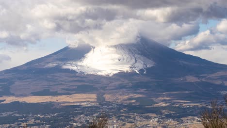 Langsame-Neigung-Nach-Oben-über-Den-Weiten-Blick-Auf-Den-Berg-Fuji-Mit-Sich-Bewegenden-Wolken---Zeitraffer