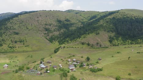 Vista-Aérea-Del-Pueblo-De-Sopotnica-En-La-Montaña-Jadovnik-En-Serbia-Durante-El-Día---Descenso-Aéreo