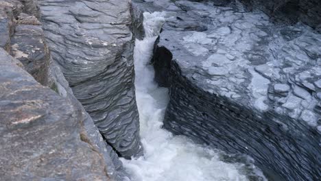 Schnell-Fließender-Fluss,-Der-Zwischen-Felsen-Fließt.-Weitwinkelaufnahme