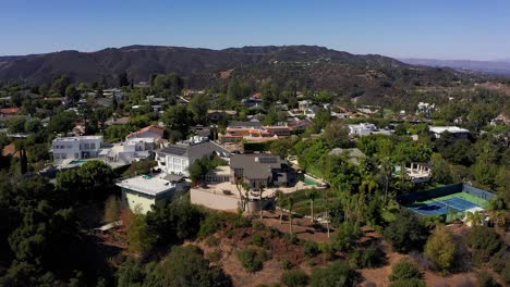 Reverse-aerial-shot-of-a-neighborhood-in-the-hills-above-Sherman-Oaks
