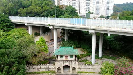 Pok-Ngar-Villa-Verzierte-Torhausreste,-Sha-Tin-Area-In-Hong-Kong,-Luftbild