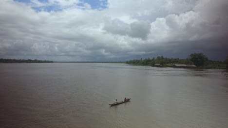Drohnenansicht-Eines-Einheimischen-Kanus,-Das-Im-Orinoco-Fluss-Schwimmt