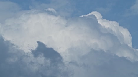 Lentas-Nubes-En-Movimiento-En-Tiempo-Real-Durante-El-Día,-Soleado-4k