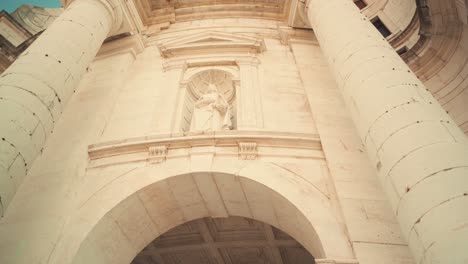 Lisboa-Antigua-Catedral-Barroca-Panteón-Nacional-Fachada-Detalle-Estatua-Al-Amanecer-4k
