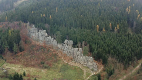 Luftaufnahme-Von-Wanderwegen-Entlang-Einer-Felswand-In-Einem-Unberührten-Wald,-Grüne-Bäume-In-Einem-Tal