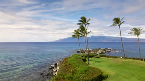 Idyllic-peninsula-on-Maui-Island-and-calm-Pacific-Ocean
