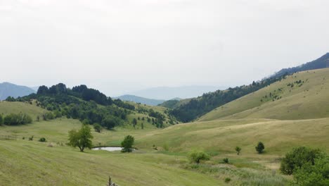 Atemberaubende-Berglandschaft-Von-Jadovnik-In-Serbien-Tagsüber---Luftdrohnenaufnahme