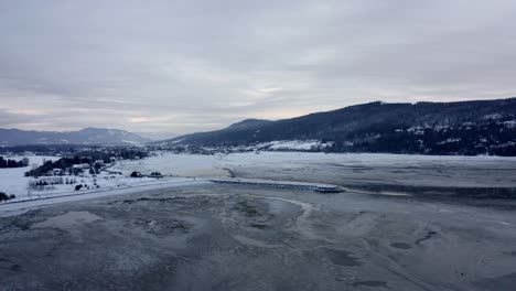 Luftaufnahme-über-Dem-Zugefrorenen-Fluss-Am-Ufer-In-Baie-Saint-paul