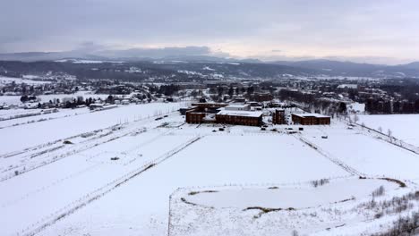 Drone-flying-over-a-field-in-winter-in-Baie-Saint-Paul