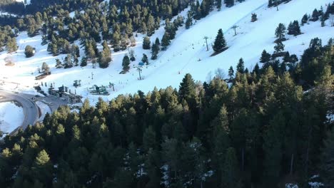 Luftaufnahmen-Einer-Leeren-Skistation-In-Katalonien-In-Covid-Zeiten