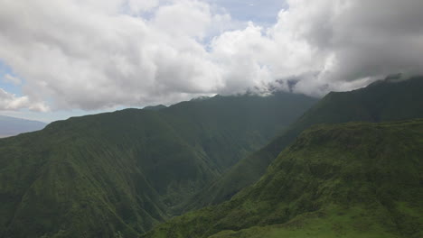 Nubes-De-Tormenta-Espectaculares-Sobre-La-Cordillera-Verde-En-Maui,-Vista-Aérea