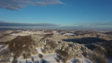 Luftfliegen-über-Schneebedeckte-Berge-Und-Wald-Mit-Blauem-Himmel-Im-Winter-In-Schwaben,-Deutschland