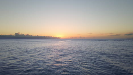 Luftaufnahme-Des-Sonnenuntergangs-über-Dem-Pazifischen-Ozean
