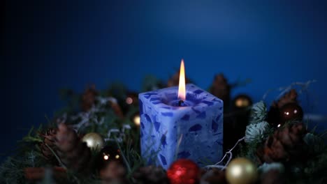 Eine-Brennende-Blaue-Kerze-Drehte-Sich-In-Einem-Weihnachtskranz