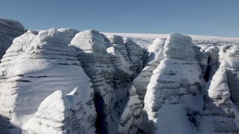 Drohne-Schoss-Durch-Die-Eisblöcke-Des-Folgefonna-gletschers-Im-Gebiet-Buerbrenn