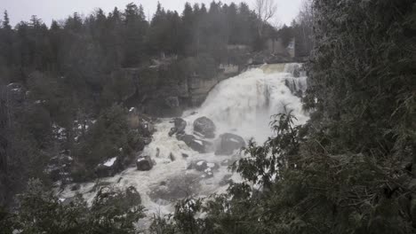 Time-Lapse-Of-Water-Flowing-Over-Inglis-Falls,-Beautiful-Winter-Waterfall-Landscape-In-Canada