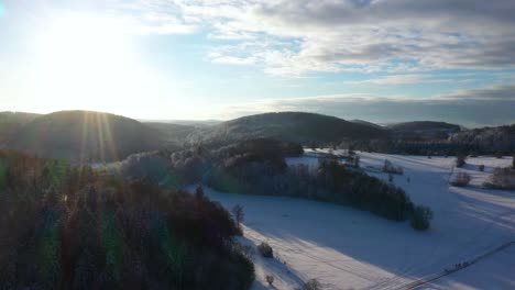 Antena-De-Un-Día-Soleado-Pero-Nevado-Durante-El-Invierno-En-Suabia,-Alemania