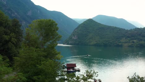Luftaufnahme,-Die-Durch-Einen-Wald-Fuhr,-Um-Den-Perucac-See-In-Serbien-Zu-Zeigen